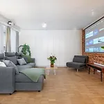 Stylish Apartment With Home Cinema, 2-Min Tram