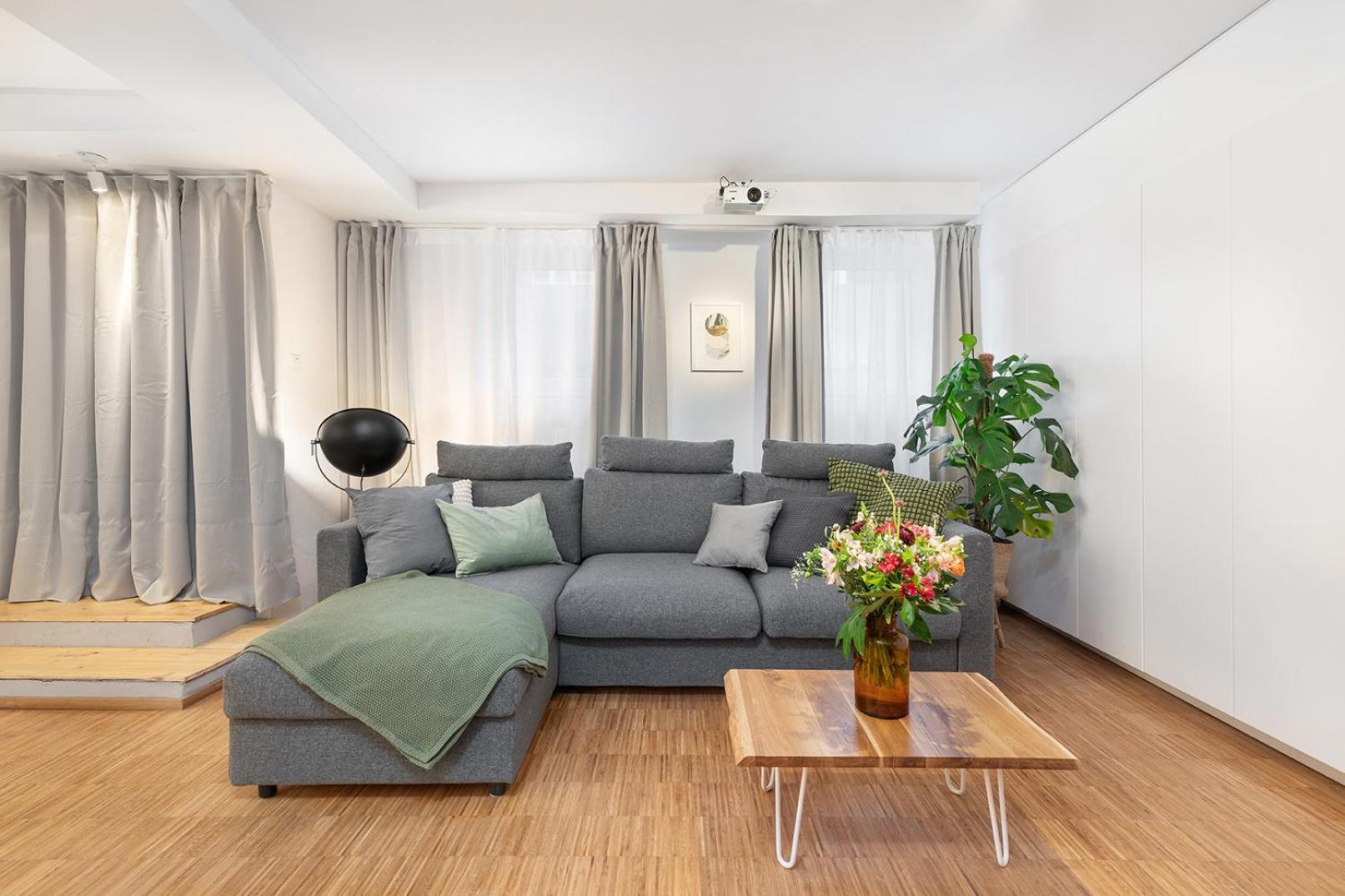 Stylish With Cinema, 2-min Tram Appartement